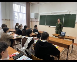 10 ноября курсант  кафедры Воздушно-космических сил  Военного учебного центра при ЮФУ Демиденко Дмитрий провел профориентационную работу в 10-11-х классах в Кущевском районе Краснодарского края.